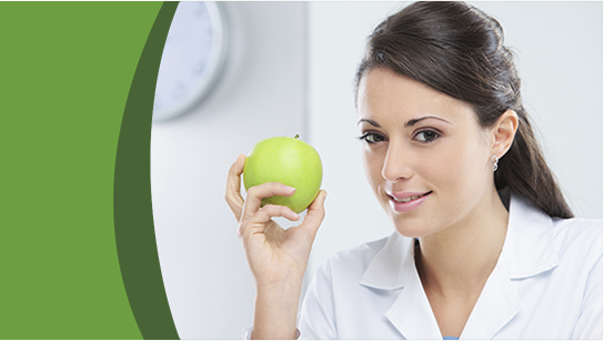 Mujer mostrando manzana verde.